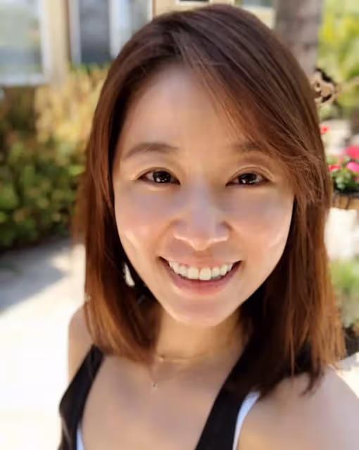 林心如低馬尾配白色衛衣像18歲,但看到未修圖的滿臉皺紋,網友:信你有45歲