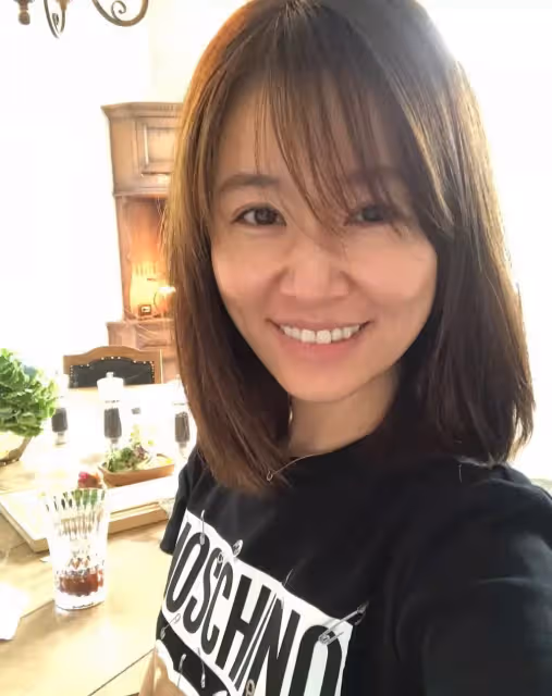 林心如低馬尾配白色衛衣像18歲,但看到未修圖的滿臉皺紋,網友:信你有45歲