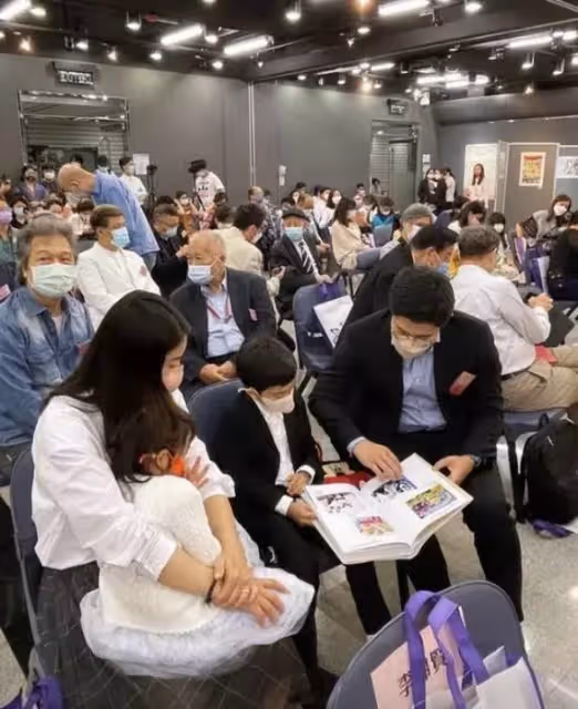 郭晶晶二女兒「舊」衣新穿!小白裙配波點開衫,新照名媛范兒十足,網友:神似奶奶朱玲玲
