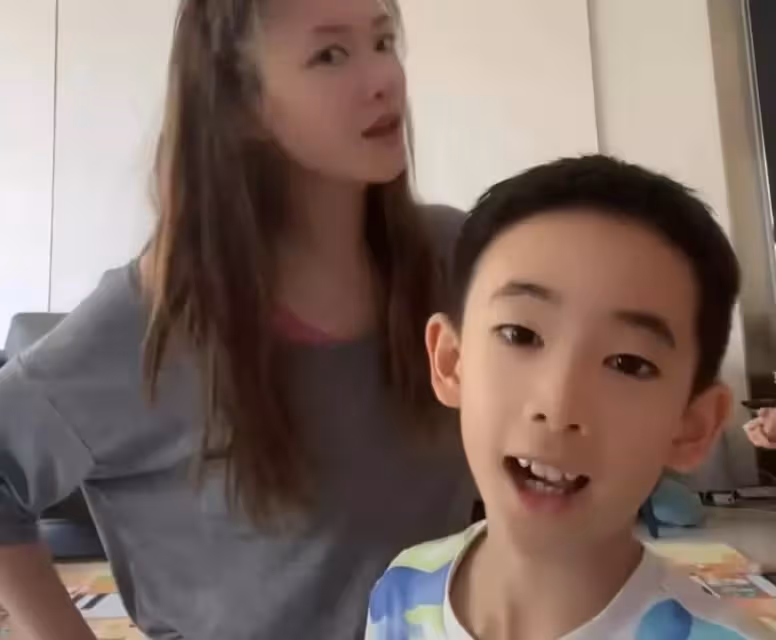 應采兒與兒子家中熱舞!素顏張大嘴姿勢搞怪,Jasper招風耳太搶鏡,清秀的面容太像媽媽應采兒
