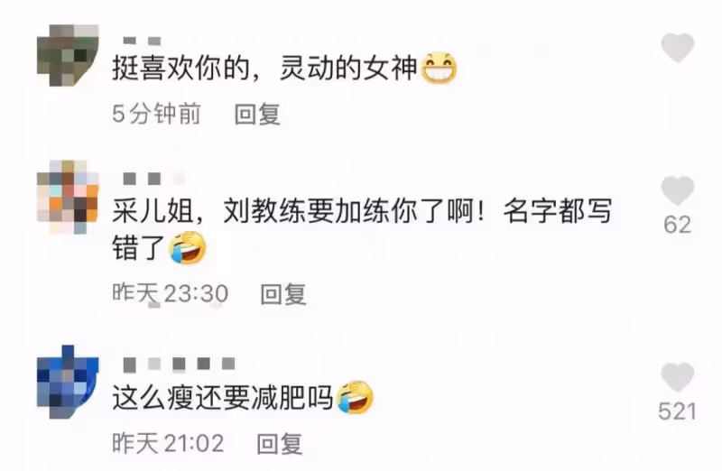 應采兒與兒子家中熱舞!素顏張大嘴姿勢搞怪,Jasper招風耳太搶鏡,清秀的面容太像媽媽應采兒