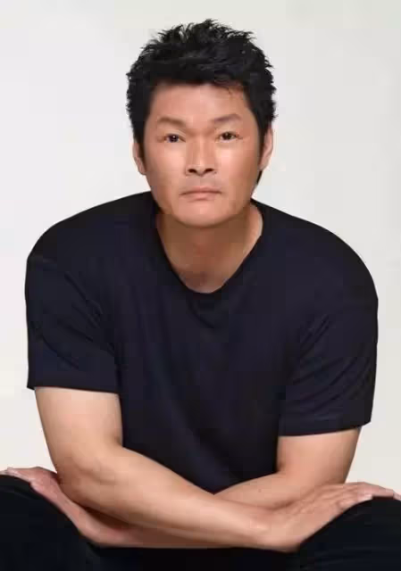 60歲「孟波」周文健近照罕曝光,身材魁梧難掩老態,娶小18歲妻子, 想要BB遺憾自己年齡太大
