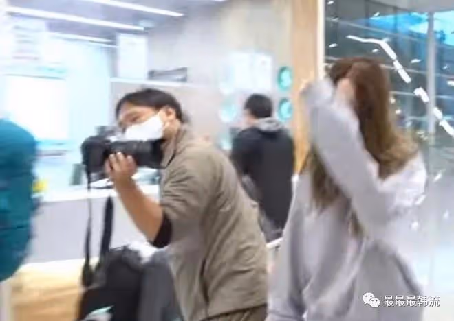 被記者圍攻了?