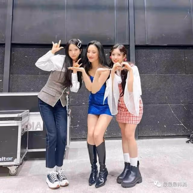 被記者圍攻了？