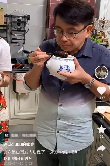 黃一山現身豪宅吃佛跳牆，大口吃鮑魚海參太滿足，已定居內地19年