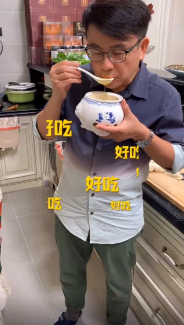 黃一山現身豪宅吃佛跳牆，大口吃鮑魚海參太滿足，已定居內地19年