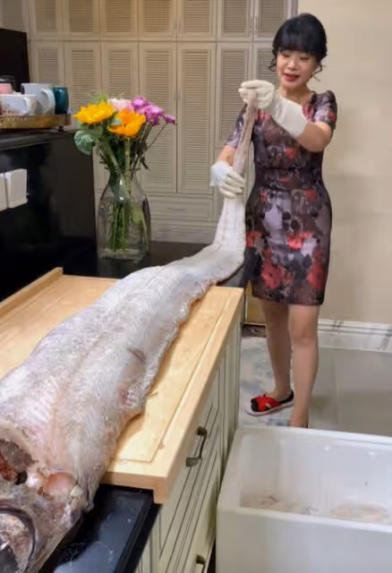 黃一山現身豪宅吃佛跳牆,大口吃鮑魚海參太滿足,已定居內地19年