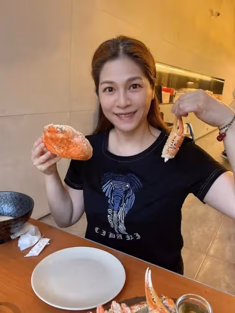 鄭智化攜妻吃大餐，桌上螃蟹龍蝦太肥美，已轉行做生意身家豐厚