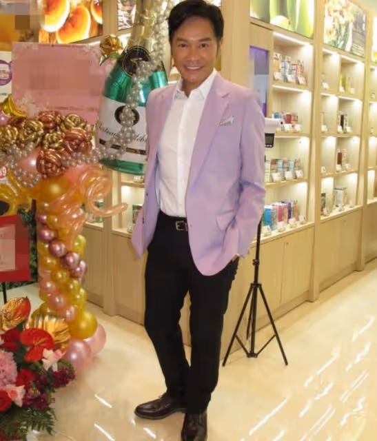 恭喜！郭晉安開第15家分店，開業禮與姐姐罕同框，對方氣質出眾