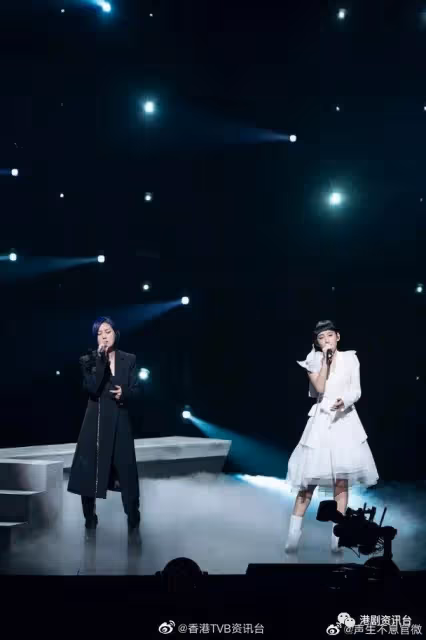 前輩錫住︱楊千嬅拎自家金曲拱照 炎明熹討彩頭
