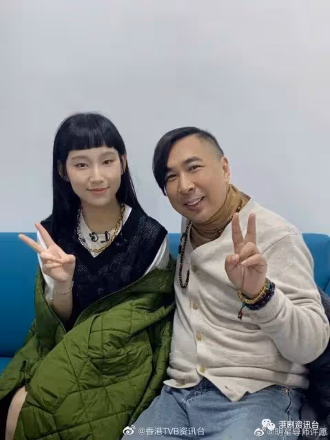 前輩錫住︱楊千嬅拎自家金曲拱照 炎明熹討彩頭