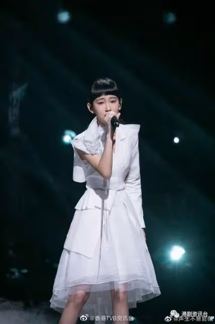 前輩錫住︱楊千嬅拎自家金曲拱照 炎明熹討彩頭