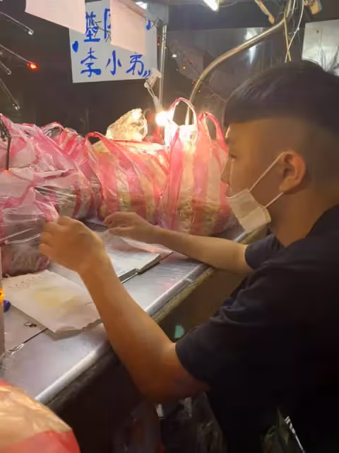 基隆祖孫相依為命,阿嬤車禍15歲孫子擺攤急籌學費,凌晨3點起床家計全落在他身上,唯一心願惹心疼