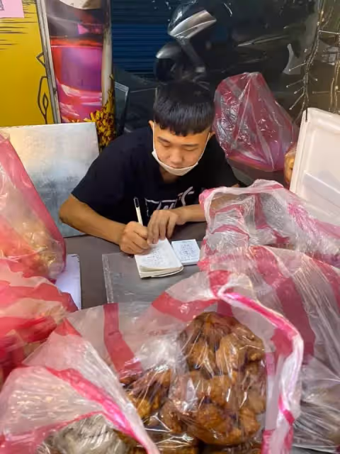 基隆祖孫相依為命,阿嬤車禍15歲孫子擺攤急籌學費,凌晨3點起床家計全落在他身上,唯一心願惹心疼
