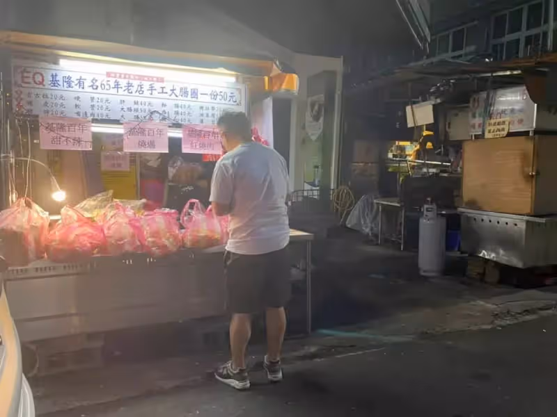 基隆祖孫相依為命,阿嬤車禍15歲孫子擺攤急籌學費,凌晨3點起床家計全落在他身上,唯一心願惹心疼