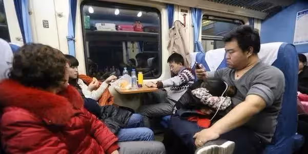 陪女上司出差,酒店只剩一間房男子無奈打地鋪,回到公司卻被開除,老同事直搖頭:你犯了大忌