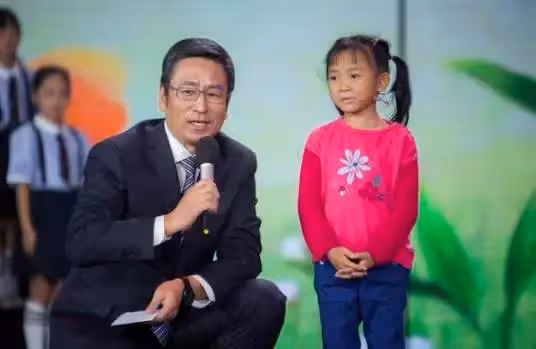 爸坐牢媽改嫁,6歲妹妹撐起三代之家,照顧兩位年邁老人,網友:懂事的讓人心疼