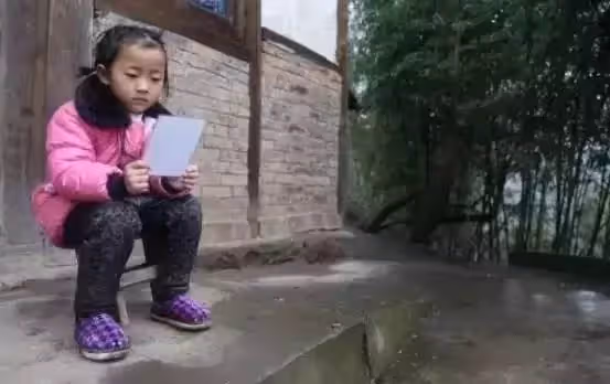 爸坐牢媽改嫁,6歲妹妹撐起三代之家,照顧兩位年邁老人,網友:懂事的讓人心疼