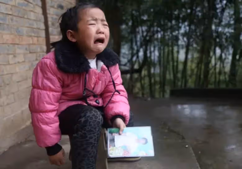 爸坐牢媽改嫁，6歲妹妹撐起三代之家，照顧兩位年邁老人，網友：懂事的讓人心疼