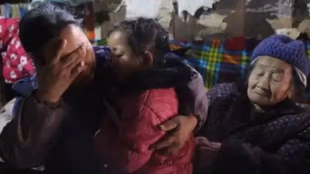 爸坐牢媽改嫁，6歲妹妹撐起三代之家，照顧兩位年邁老人，網友：懂事的讓人心疼