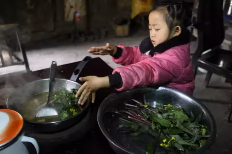 爸坐牢媽改嫁，6歲妹妹撐起三代之家，照顧兩位年邁老人，網友：懂事的讓人心疼