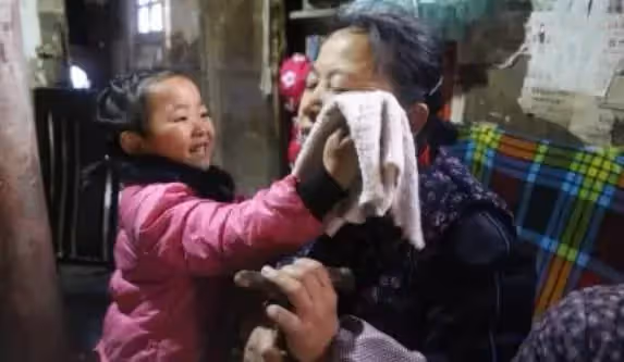 爸坐牢媽改嫁，6歲妹妹撐起三代之家，照顧兩位年邁老人，網友：懂事的讓人心疼
