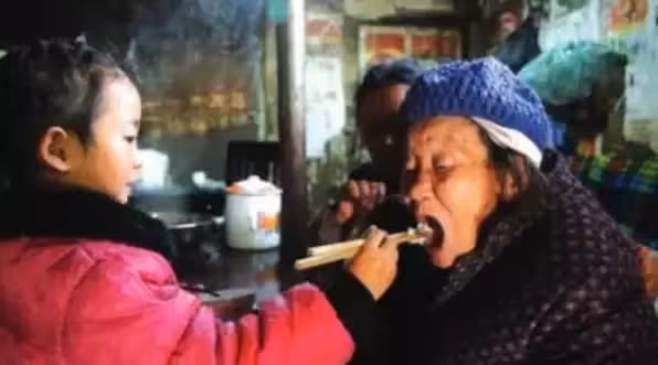 爸坐牢媽改嫁，6歲妹妹撐起三代之家，照顧兩位年邁老人，網友：懂事的讓人心疼