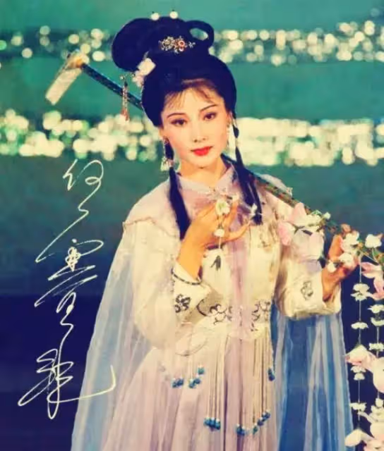 因長得太美無人敢追!父親為她「終生不娶」 如今被初戀獨寵33年「58歲近照不敢認」