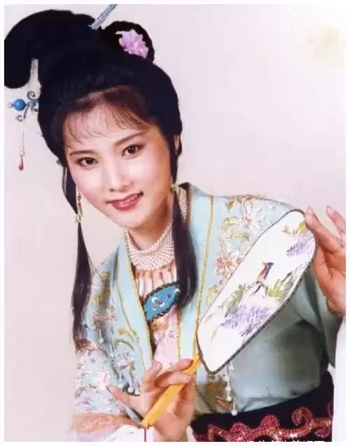 因長得太美無人敢追!父親為她「終生不娶」 如今被初戀獨寵33年「58歲近照不敢認」