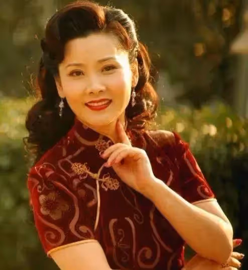 因長得太美無人敢追!父親為她「終生不娶」 如今被初戀獨寵33年「58歲近照不敢認」