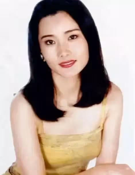 因長得太美無人敢追!父親為她「終生不娶」 如今被初戀獨寵33年「58歲近照不敢認」
