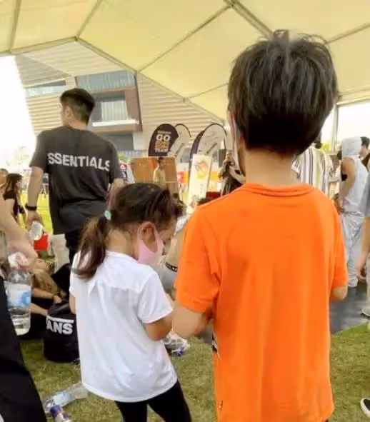 霍啟剛二女兒「舊」 衣新穿！小白裙配波點開衫，新照名媛范兒十足，網友：神似奶奶朱玲玲