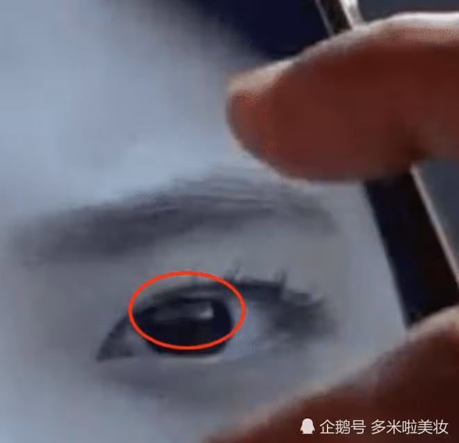 日本女星曬照片,瞳孔中的倒影暴露住址,男粉潛藏暗處將其拖走