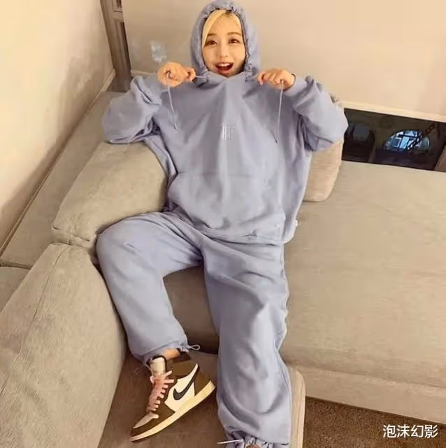 被譽為「亞洲最辣女星」的她,卻飛往美國前被要求當眾「脫褲子」