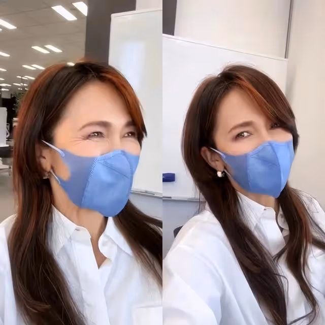 52歲工藤靜香翹二郎腿氣場爆棚,側身玲瓏,母女豪宅內連線遭吐槽