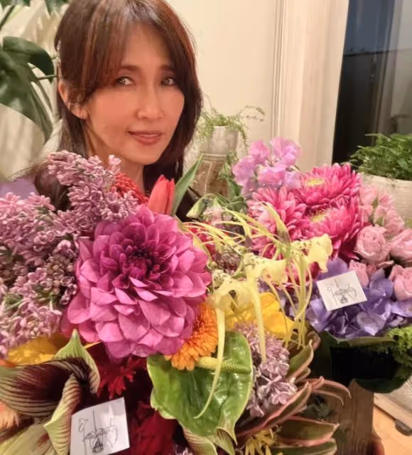 52歲工藤靜香翹二郎腿氣場爆棚,側身玲瓏,母女豪宅內連線遭吐槽