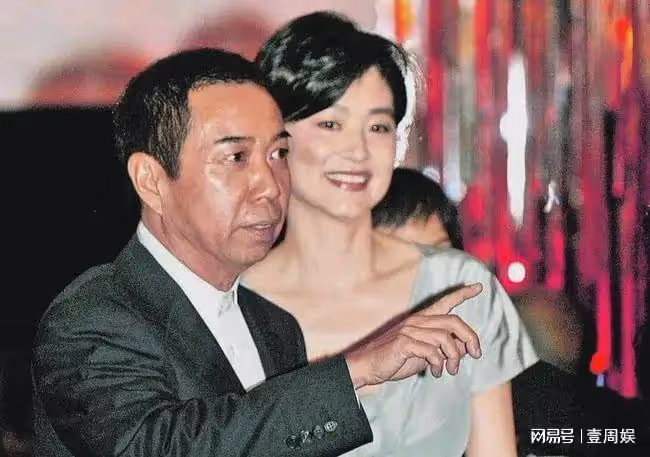 林青霞自曝婚姻現狀,高調曬老公送的禮物,疫情在家打麻將!