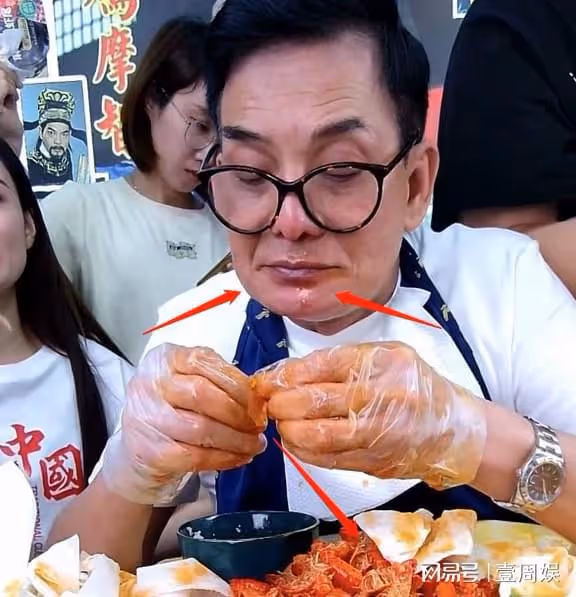 67歲老戲骨直播吃龍蝦,嘴唇發黑眼眶含淚,女助理幫忙擦嘴!