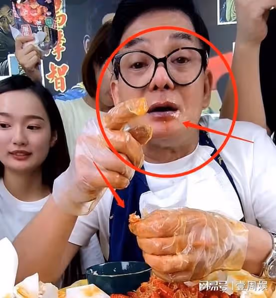 67歲老戲骨直播吃龍蝦,嘴唇發黑眼眶含淚,女助理幫忙擦嘴!