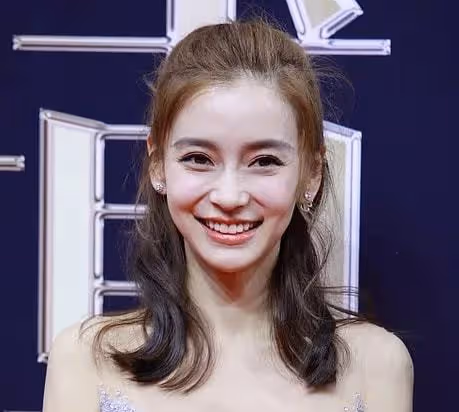 被魚尾紋拖累顏值的8個明星!不笑青年俊傑,一笑老大爺