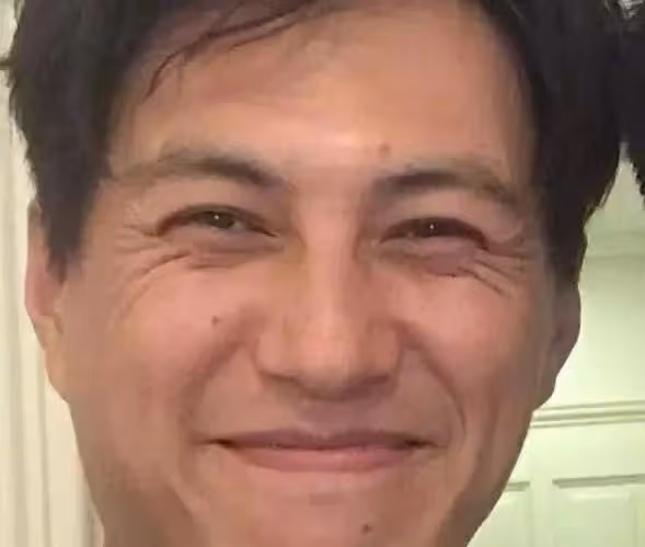 被魚尾紋拖累顏值的8個明星!不笑青年俊傑,一笑老大爺