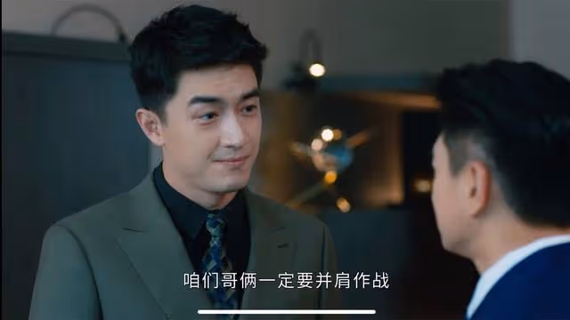 被魚尾紋拖累顏值的8個明星!不笑青年俊傑,一笑老大爺