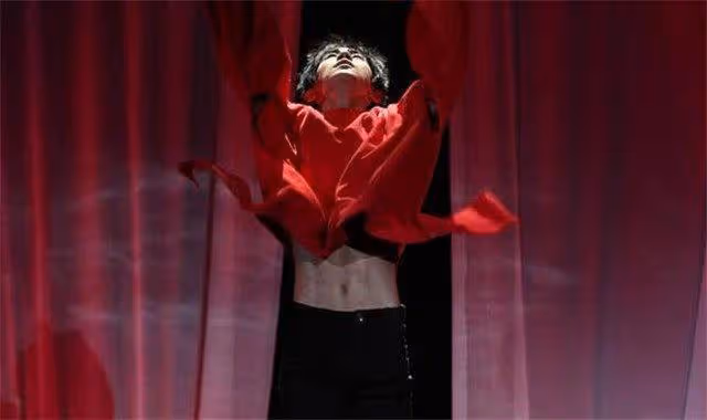 男星曬腹肌太魔怔!有人帥氣,有人「油」田上身,有人沒眼看