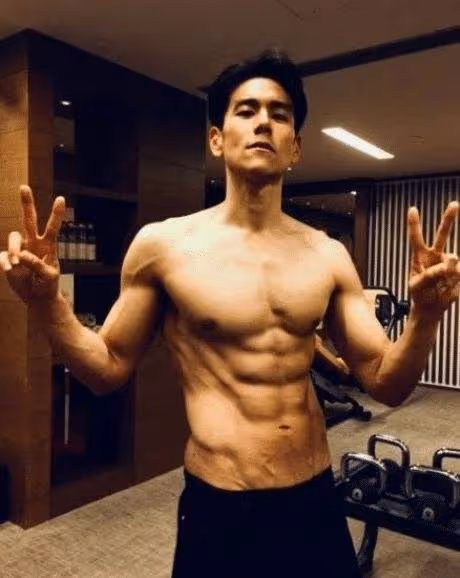 男星曬腹肌太魔怔!有人帥氣,有人「油」田上身,有人沒眼看