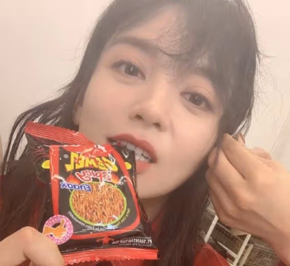 內娛最假雙眼皮PK,就差割到腦門了,生怕別人看不出是割的?