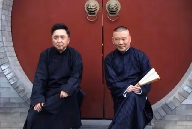 有種背景叫于謙的人脈,飯局上吳京坐角落,合影時郭德綱也只靠邊