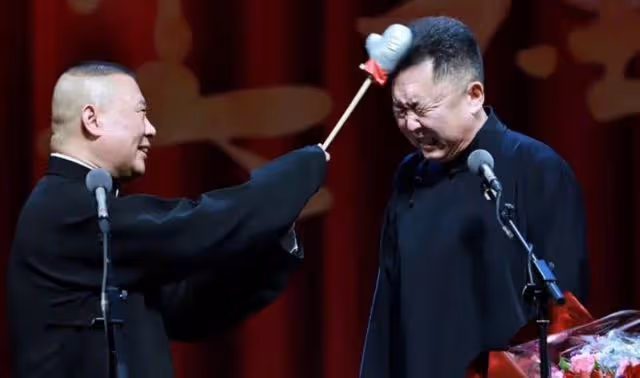 有種背景叫于謙的人脈,飯局上吳京坐角落,合影時郭德綱也只靠邊