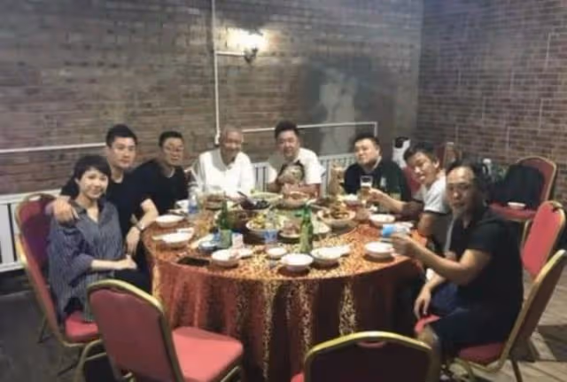 有種背景叫于謙的人脈,飯局上吳京坐角落,合影時郭德綱也只靠邊