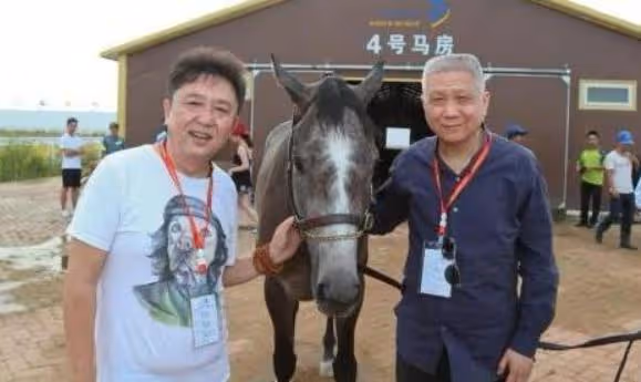 有種背景叫于謙的人脈,飯局上吳京坐角落,合影時郭德綱也只靠邊