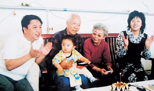 有種背景叫于謙的人脈,飯局上吳京坐角落,合影時郭德綱也只靠邊